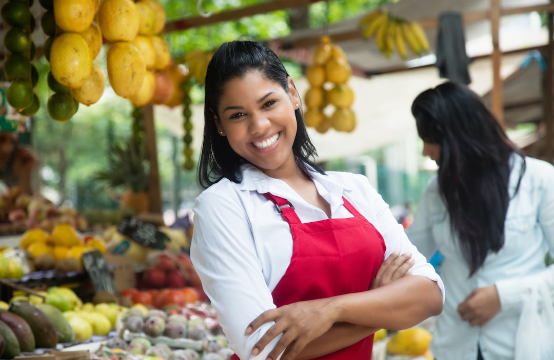 Lachende Obstverkäuferin auf dem Wochenmarkt