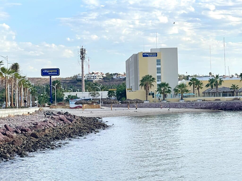 Playa Alika is a small, quiet beach located next to the City Express Hotel